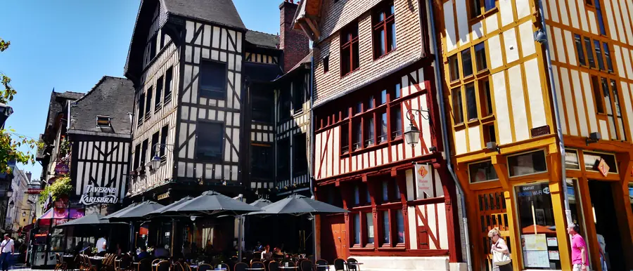 Façades à colombages de la place Alexandre Israël, à Troyes