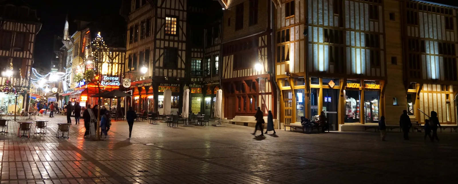 La rue Champeaux illuminée le soir, à Troyes