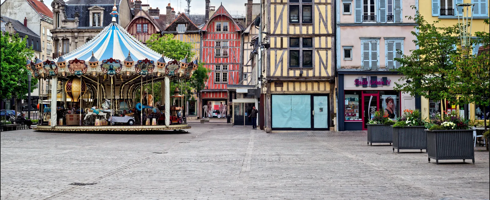 La place Maréchal-Foch et son carrousel, à Troyes